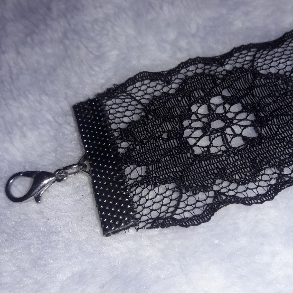 Choker - Picture 2 of 3